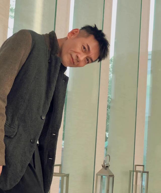 街拍|乘电车租村屋的江华，拒演影版《寻秦记》，59岁复出拍戏或因发哥