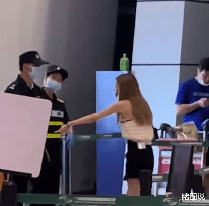 睹图说 女子机场被安检员持棍碰包，当场发飙叉腰怒吼：全球限量款赔得起吗