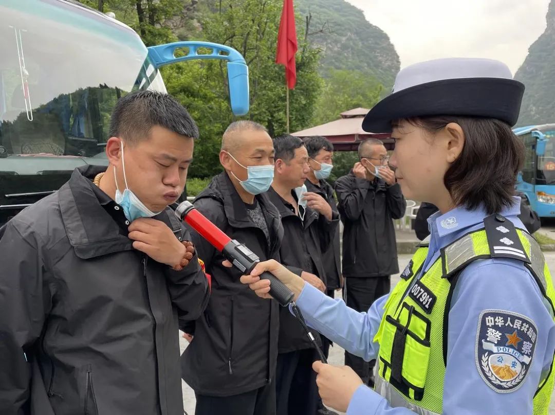 大秦直道wn 五一假期第二天  渭南公安交警风雨中守护道路畅通