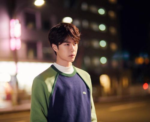 肖战|肖战晒最新自拍，身后被打码的行李箱却格外眼熟，不打算瞒下去了？