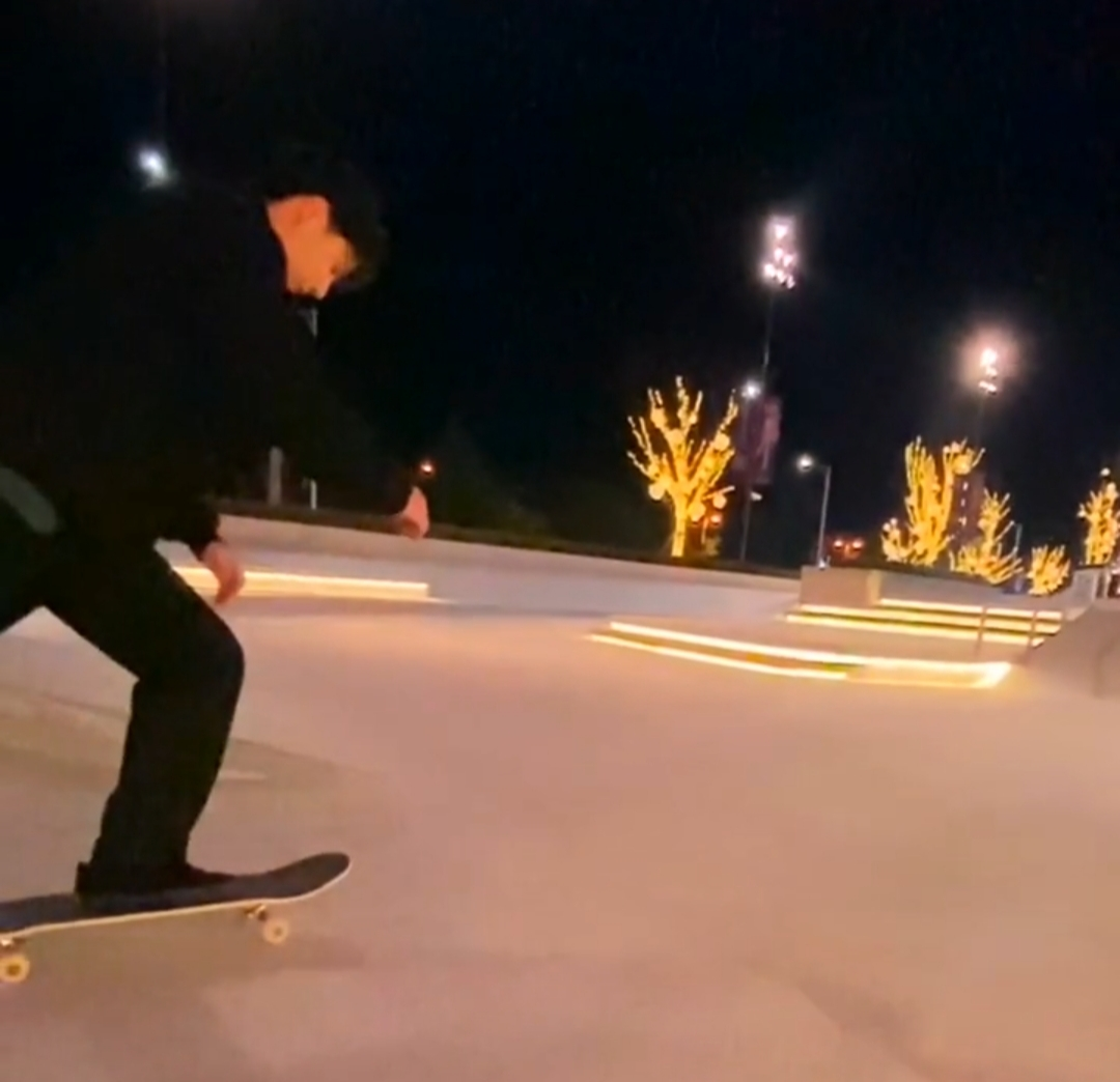 王一博|王一博商场门前玩滑板，炫酷娴熟帅气十足，被赞好酷帅