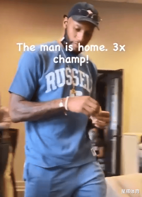 索尼·威姆斯|威姆斯在家里开夺冠派对！挂起三连冠海报，拥抱娇妻合影大秀恩爱