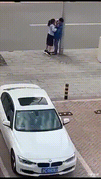 |搞笑GIF：100万一次，100万两次，好的后面大哥出500万，成交咣当...