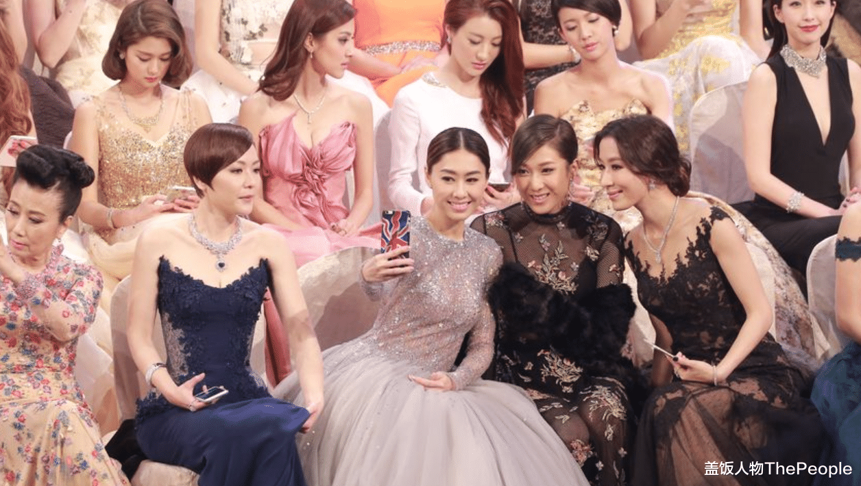 TVB|TVB红毯变影楼风？钟嘉欣混搭辣眼，滕丽名裹貂，马国明撞款服务员