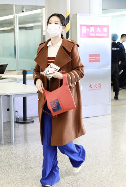 大衣|乔欣的时尚感挡不住，穿一袭棕色大衣显瘦又大气，这气场堪比超模