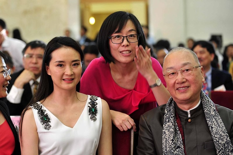 BiuVogue|王艳穿白色的简单裙子，依旧那么的高级，生图看着也很美