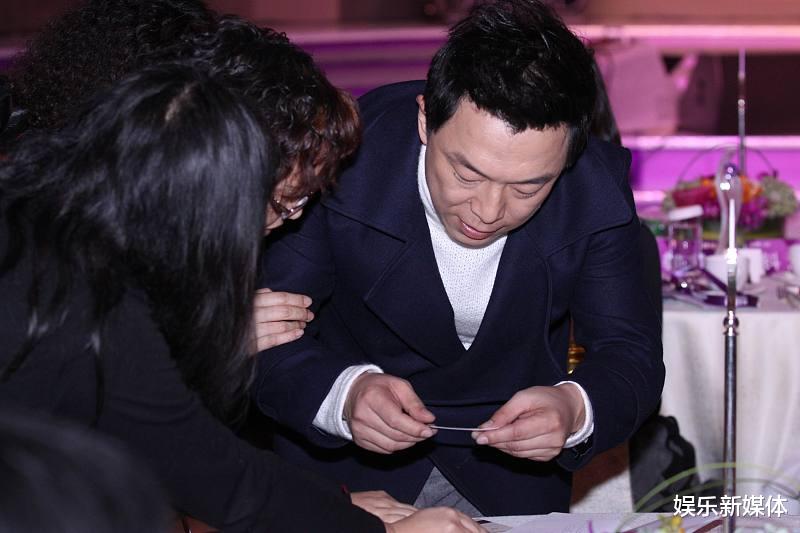 黄渤|黄渤拍戏被,群演砸伤,黄渤做法赢得在场人的尊重