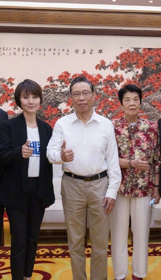 时尚风行派|钟南山带妻子罕见现身！穿白衬衫站C位比明星有排面，妻子气质佳