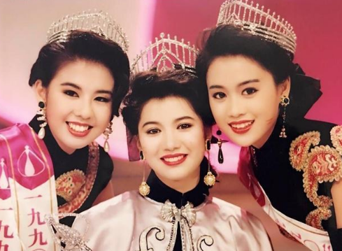 梁小冰|演员梁小冰被指近况凄凉，直播暴露狭小住房，卧室和厨房一门之隔