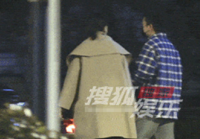 岳云鹏|贾乃亮近照发福胖出肚腩，深夜与异性同行，两人一路热聊气氛好