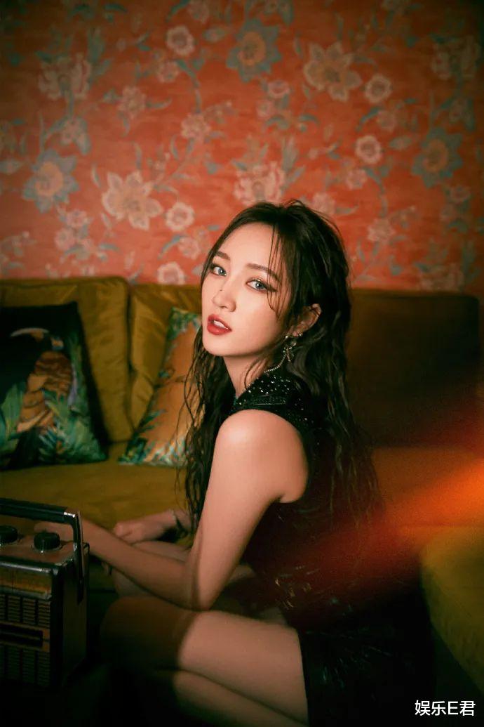 姐姐|孟佳半裸封面被指抄袭，造型打光都一模一样，网友：难怪红不起来