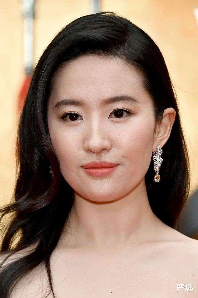 严选|刘亦菲生图被曝,颜值高也扛不住“卡粉妆”,下巴看着好尴尬