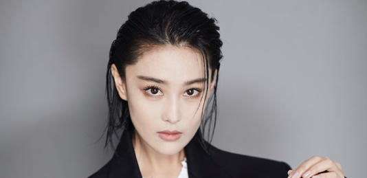 张馨予|“靠嫁人让自己翻身”，小张馨予一岁的老公何捷，到底什么来头？