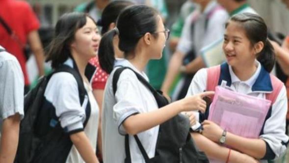 女孩 学生偷拍女生裙下，开学仅一天就被开除，网友：多年寒窗毁于一招