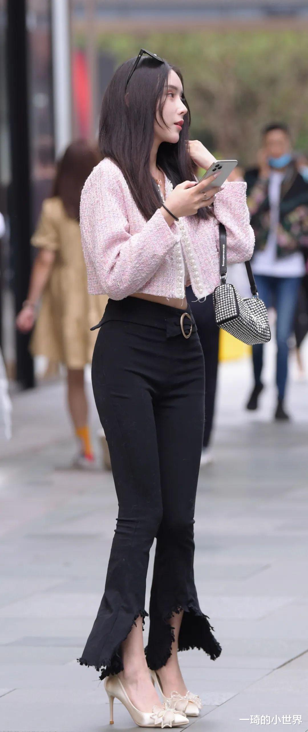 一琦的小世界|?高颜值的优雅少妇，穿黑紧裤格外迷人