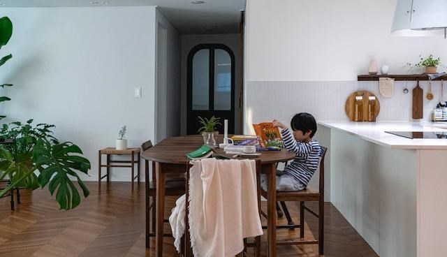 126㎡不要电视墙，客餐厅只有一张桌子，不仅没“翻车”还很温馨