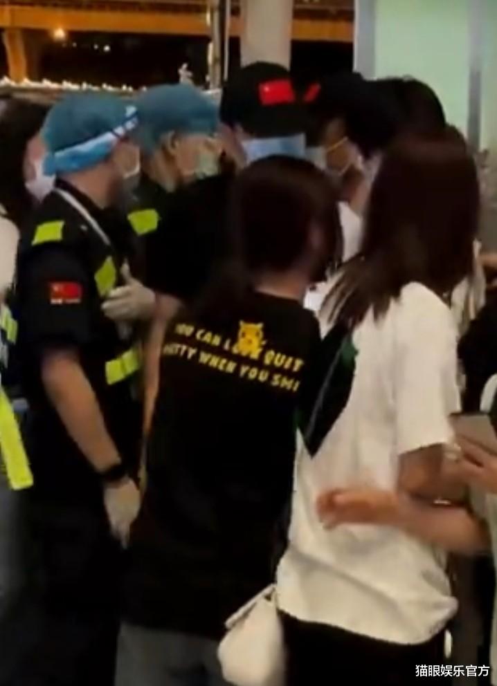 张真源|粉丝给18岁男星接机，女生当场被绊摔倒，网友指责偶像表情太冷漠