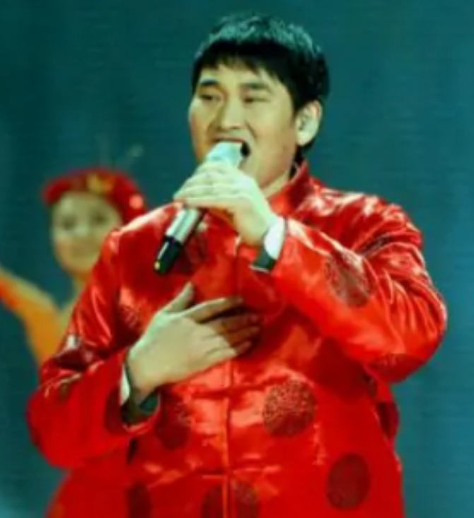 路过最美风景 大衣哥回应男子拜师不成狂砸大门：不认识这位小伙子