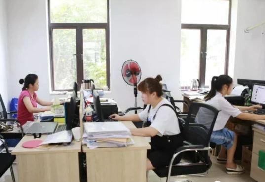 糯妈育儿经|教师迎好消息，工资有望随公务员联动调整，落实“不低于”的目标