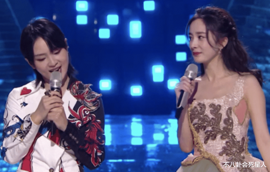 杨幂|跨年晚会真热闹！杨幂献吻，杨紫脸僵，邓丽君重现，芒果主持换血