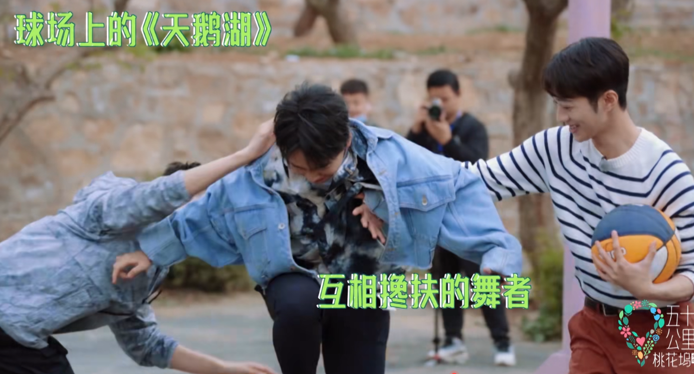 郭麒麟|郭麒麟的家教绝了！打球被张翰伤到脚疼出猪叫声，开口一句话真涨粉