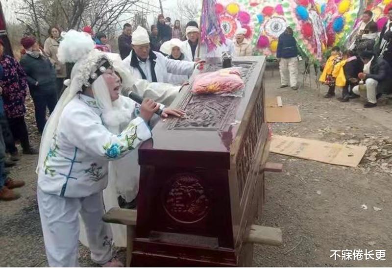 跳槽|河南5旬职业哭丧女，一年哭70多场磕头上万次，如今已买下一套房