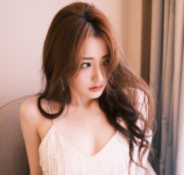 徐璐|徐璐挑战细带裙清凉露面，裙身就靠两细绳吊着，分手后彻底变了样