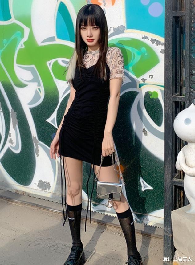 峨眉山周美人|李小璐最新机场照很有女团味，穿吊带故意扒掉外套秀香肩，真性感