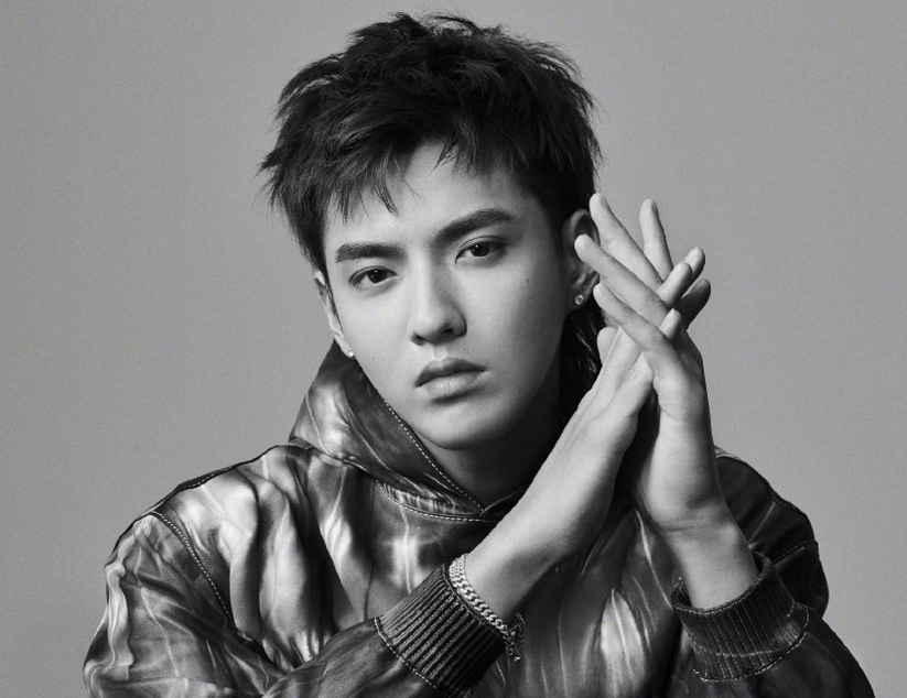 吴亦凡|吴亦凡被警方拘留,现场曝光,粉丝:相信哥哥,等待反转