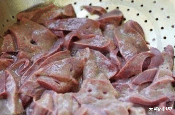 清洗猪肝，用水冲等于吃毒素，饭店厨师教你1招，洗得干净还省事