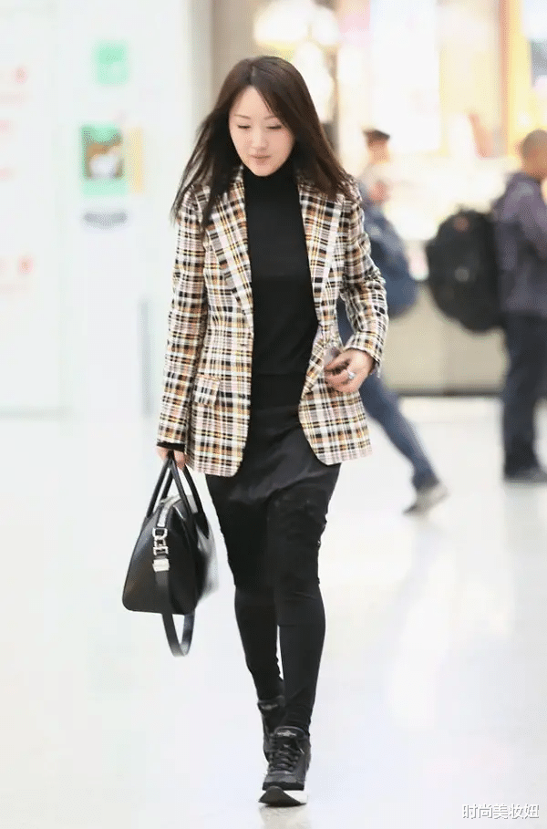 穿衣搭配|49岁杨钰莹到了大妈的年纪,穿印花衬衫配高马尾,却像20岁少女