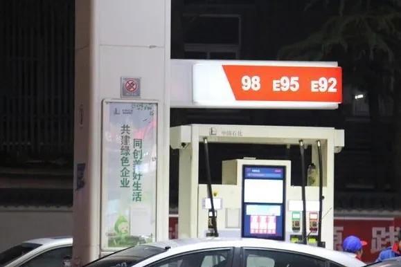 徐雪峰|现在油价这么贵，加油加半箱油是不是更省油呢？