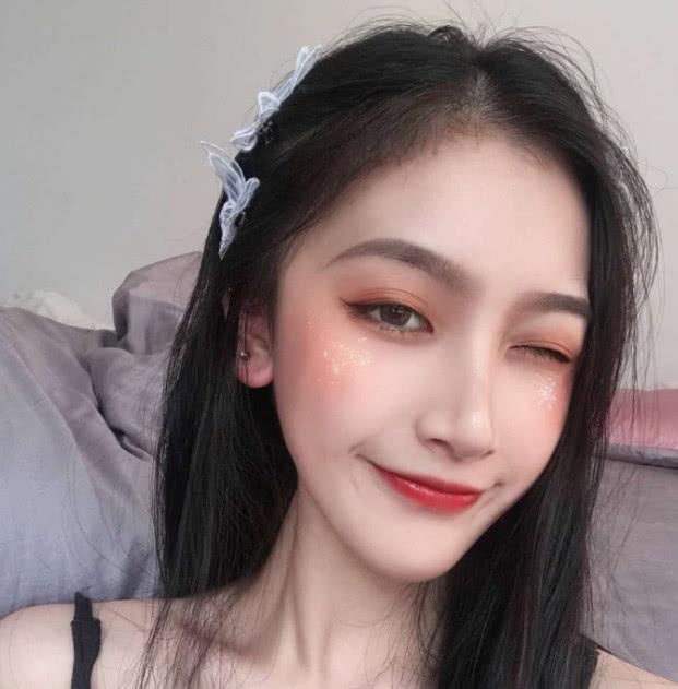 花落花潮 两性交往：当女人对你有这几种表现时，说明她爱你已经入骨了