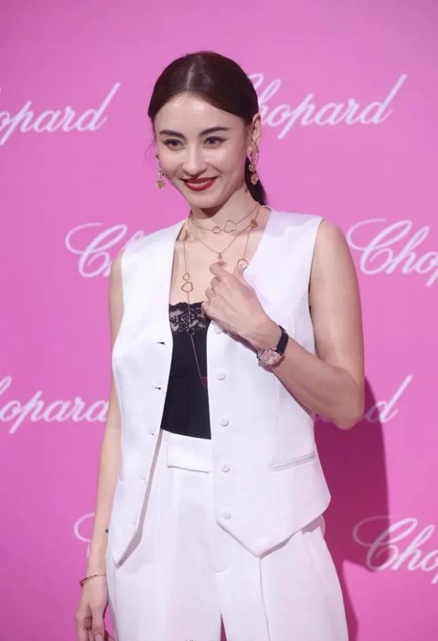 潮流新风|张柏芝天然脸就是耐老，41岁生图状态仍很灵，西装马甲穿出高级感