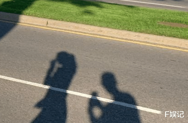 袁伟豪|TVB当家小生袁伟豪秀恩爱庆祝求婚2周年 与老婆嘴对嘴亲吻很甜蜜