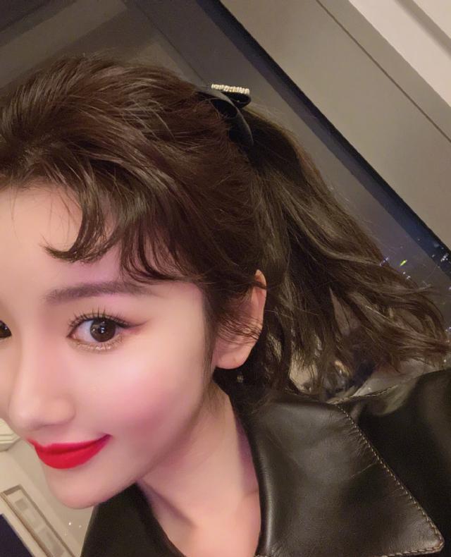 毛晓彤|高马尾+抹胸晚礼裙,毛晓彤这套造型很可爱俏皮,化身甜美公主!