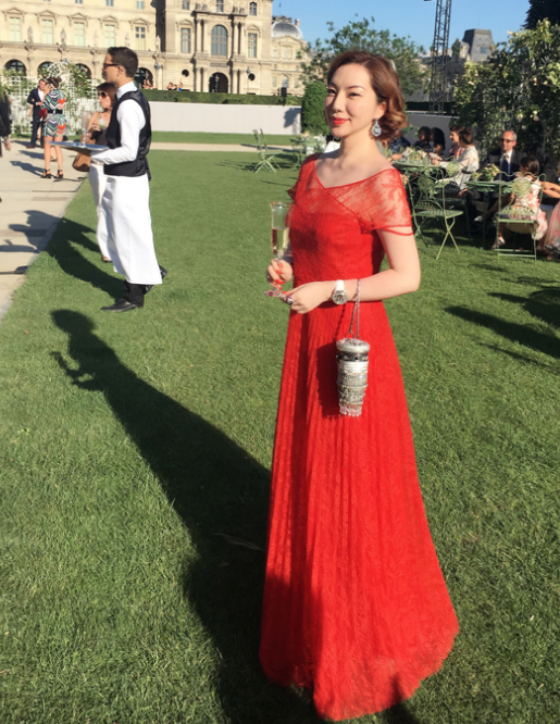 霍建华|霍建华为岳母寿宴撑场，遇豪门千金紧贴身体合影，面露尴尬浑身抗拒