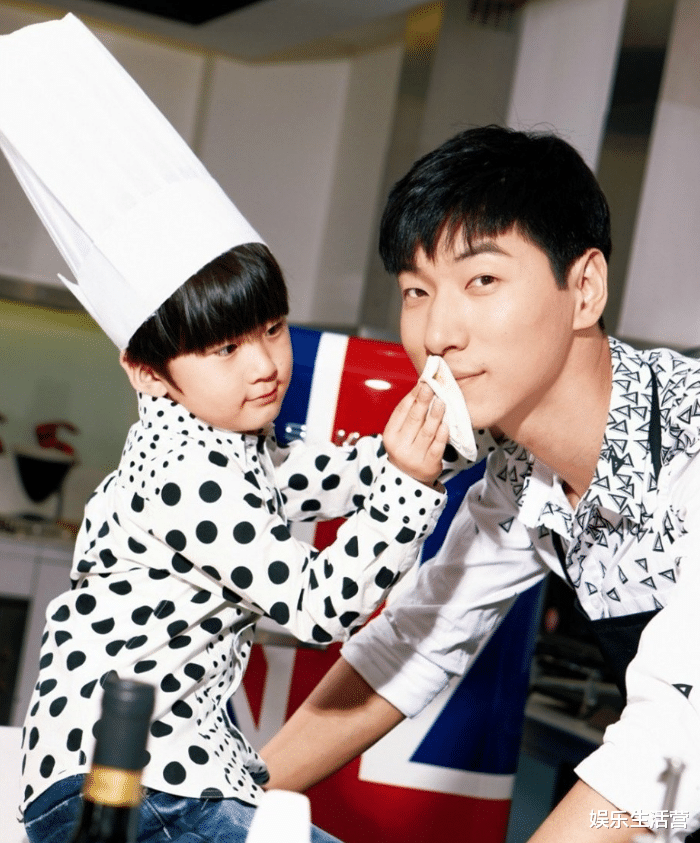 张亮|张亮儿子“换脸式”长大，14岁染发锡纸烫，网友：都快认不出来了