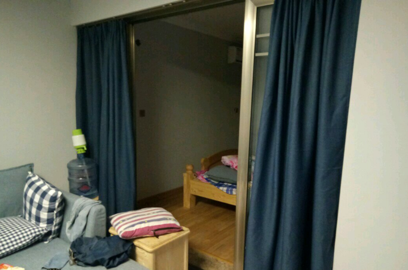 上海买的二手房,自己装修后,朋友纷纷称赞卧室做得好