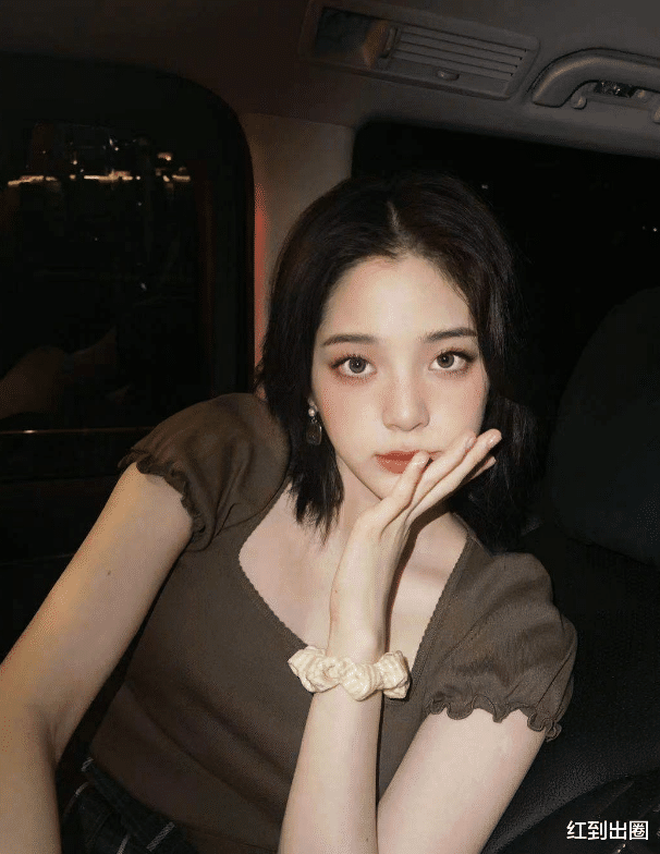 欧阳娜娜|欧阳娜娜逛街被路人偶遇，生图下虎背熊腰又胖一圈，和精修差距大