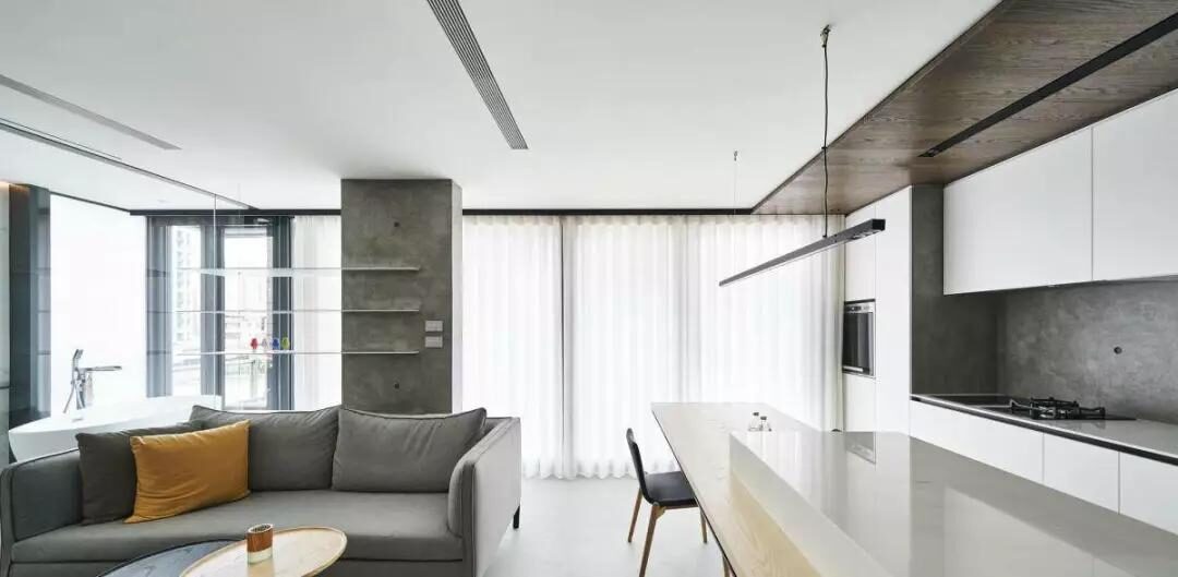 越来越多人不把沙发靠墙摆放了，聪明人都这样做，更实用美观！