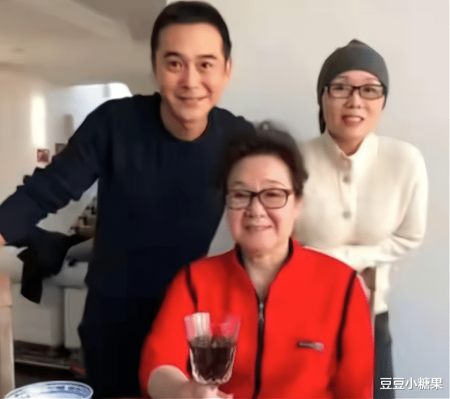 豆豆小糖果|相差15岁的“姐弟恋”,断绝父子关系都要结婚,如今却让人羡慕