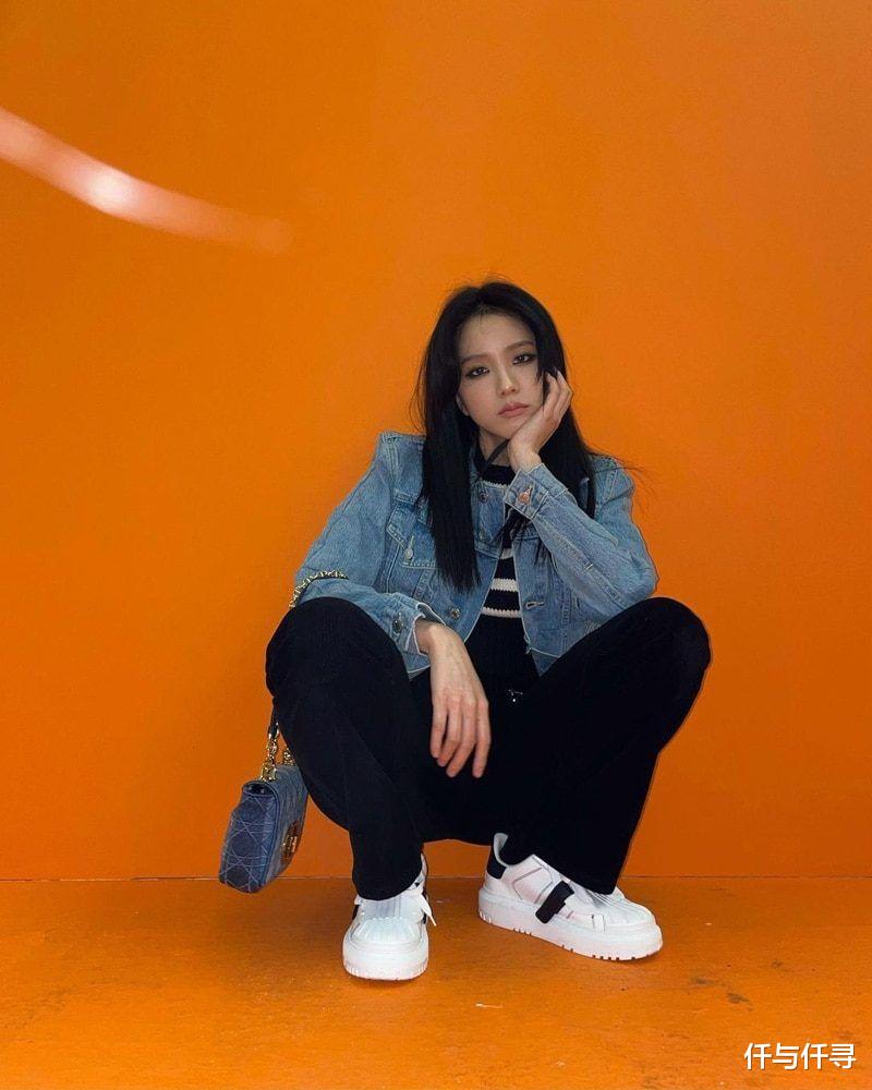 仟与仟寻|15岁苏瑞克鲁斯成最美星二代,小白鞋配牛仔裤穿出显瘦大长腿