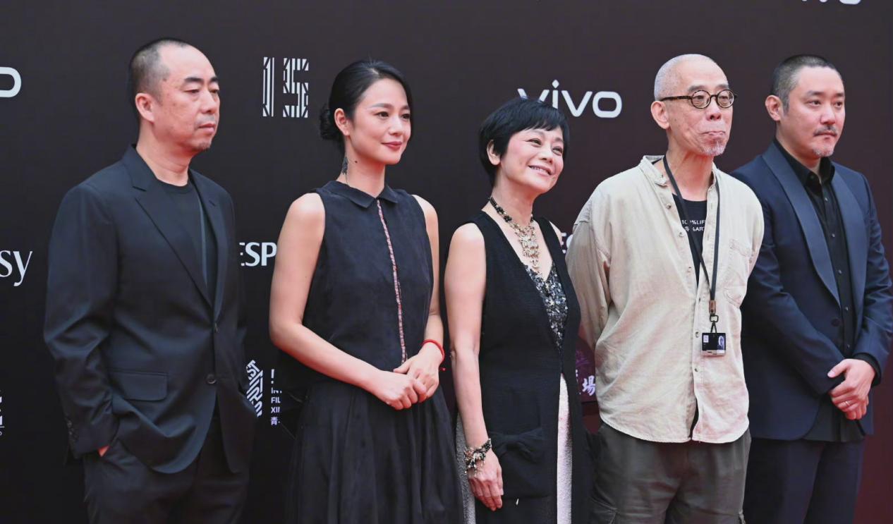 方脸妹说时尚|周韵罕见撇下姜文走红毯，穿小黑裙天然头额骨美翻，姜文眼光真好