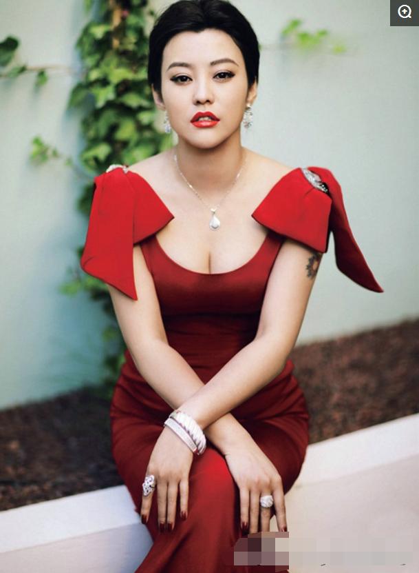 俞飞鸿|42岁郝蕾怼影评人不懂表演! 曾拍出格戏和邓超分手还遭禁, 十年离两次她不简单!