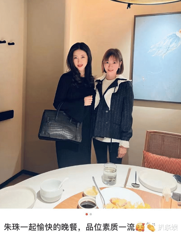 朱珠|朱珠出月子后与好友一同逛街，卷发红唇辣妈范十足，当妈后更漂亮