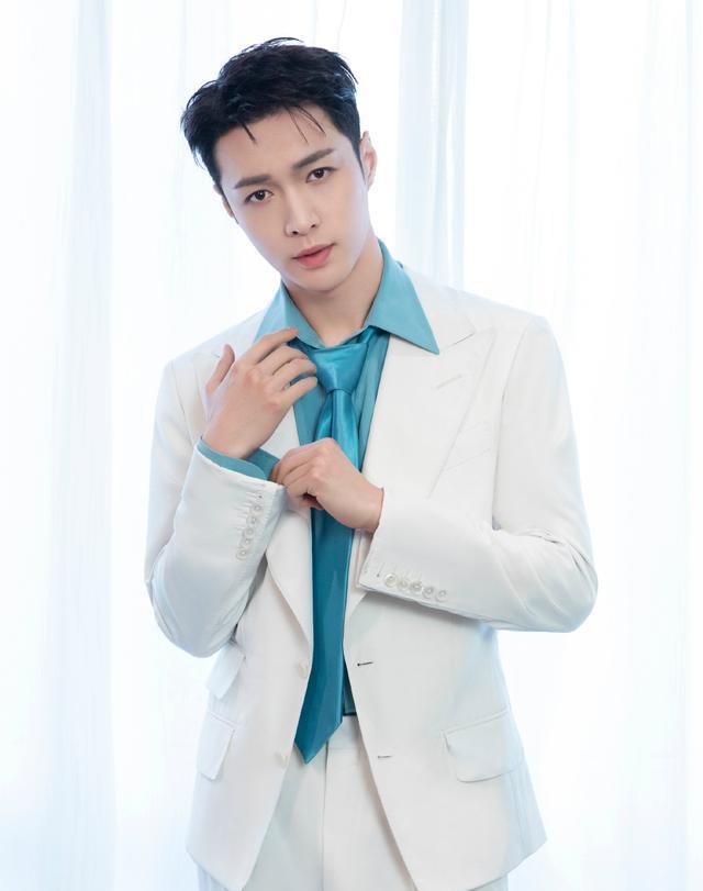 张少华|张艺兴终止与CK匡威合作，杨幂迪丽热巴千玺三方协商，与阿迪解约