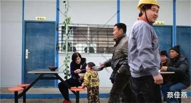 招聘|45岁农民工娶24岁外国美女，婚后生下混血儿住工地，如今却很幸福