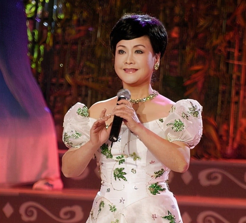 李谷一|李谷一，一婚嫁恩师，二婚嫁粉丝爱她40年，女儿怨恨她20年