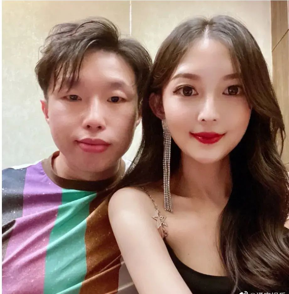 德云社|德云社烧饼晒出饼干满月照，旁边的老婆的身材引人注目